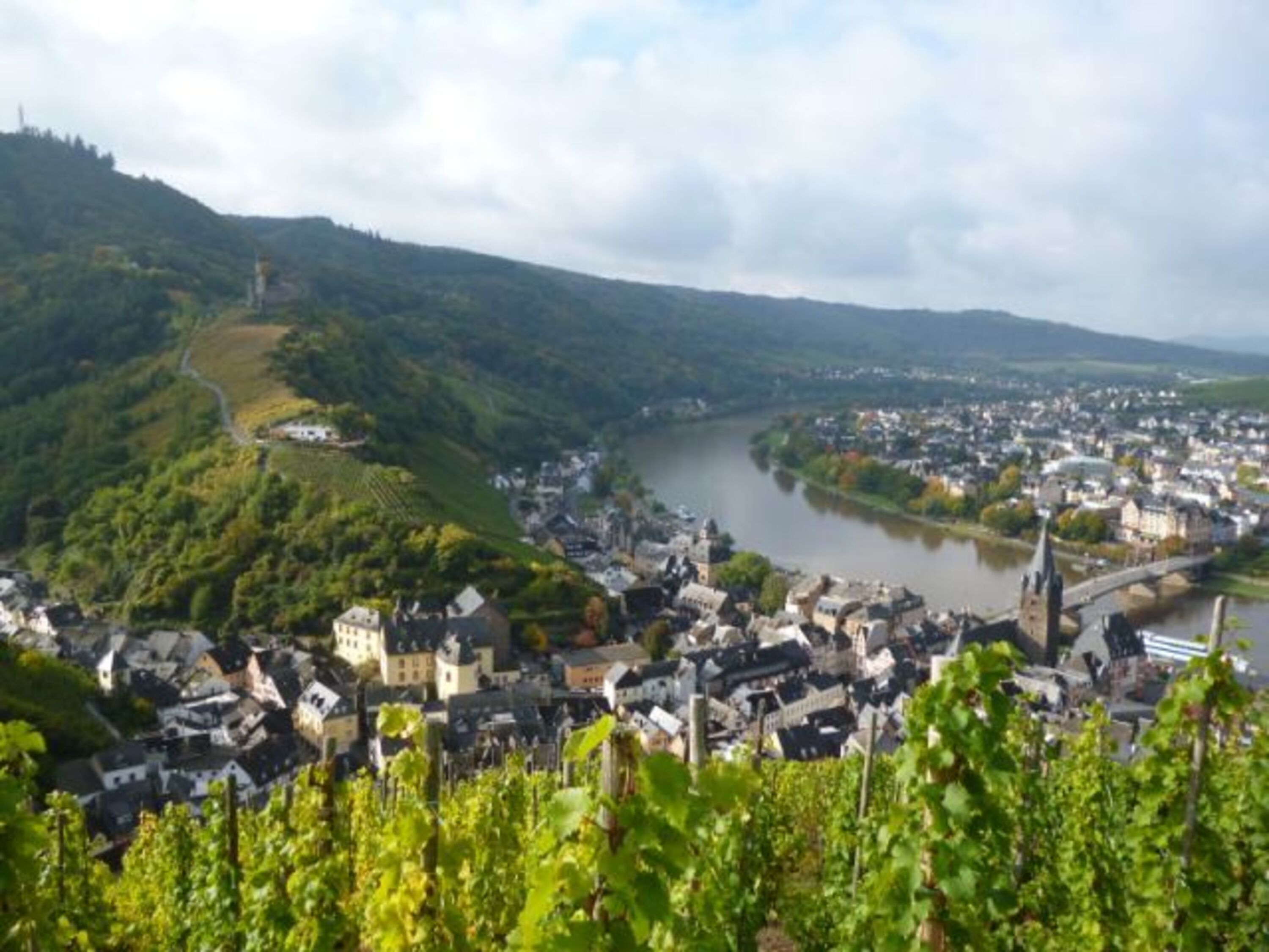 Blick auf Bernkastel miit Burg Landshut und Stadtteil Andel im Hintergrund