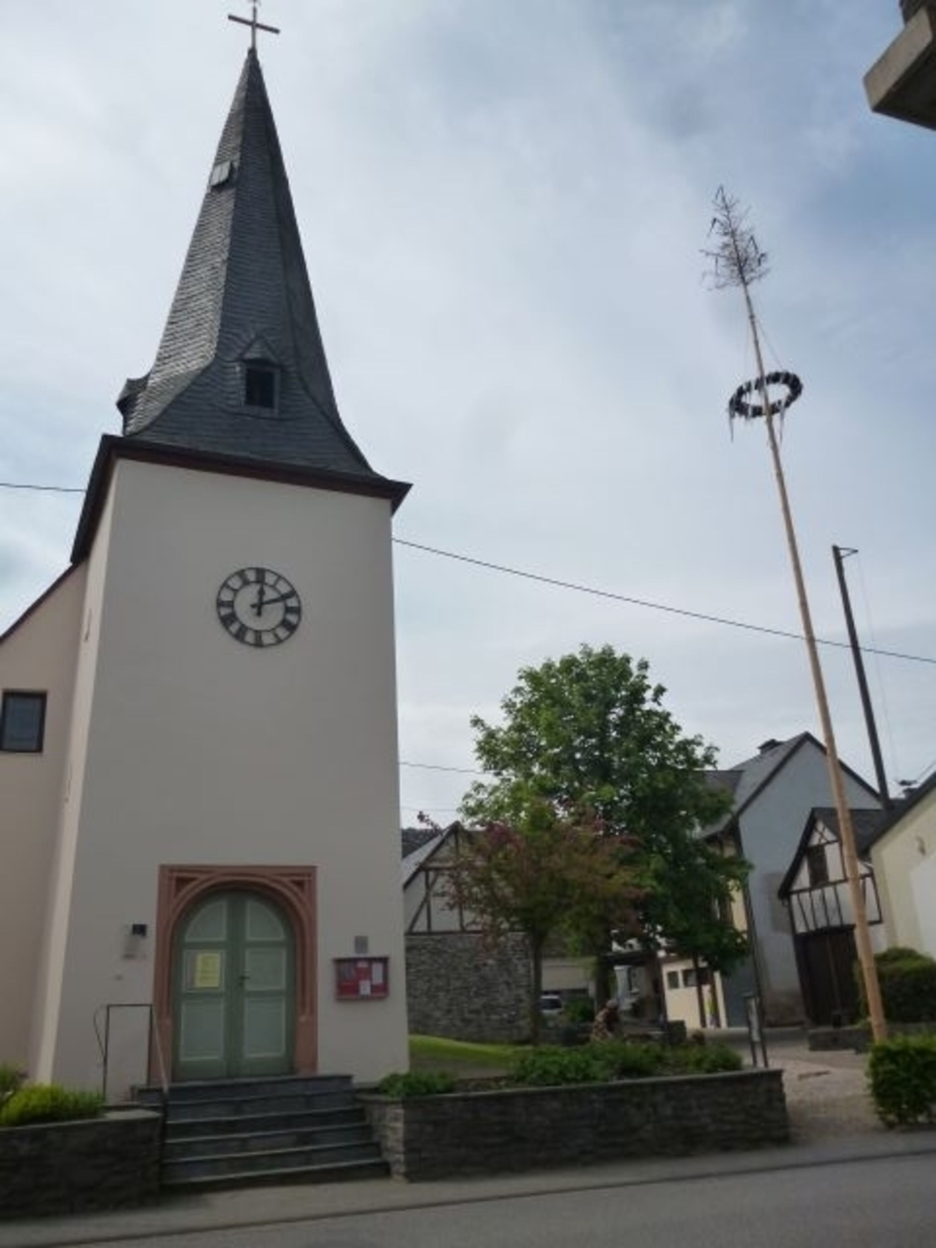 Andeler Kirche mit Maibaum