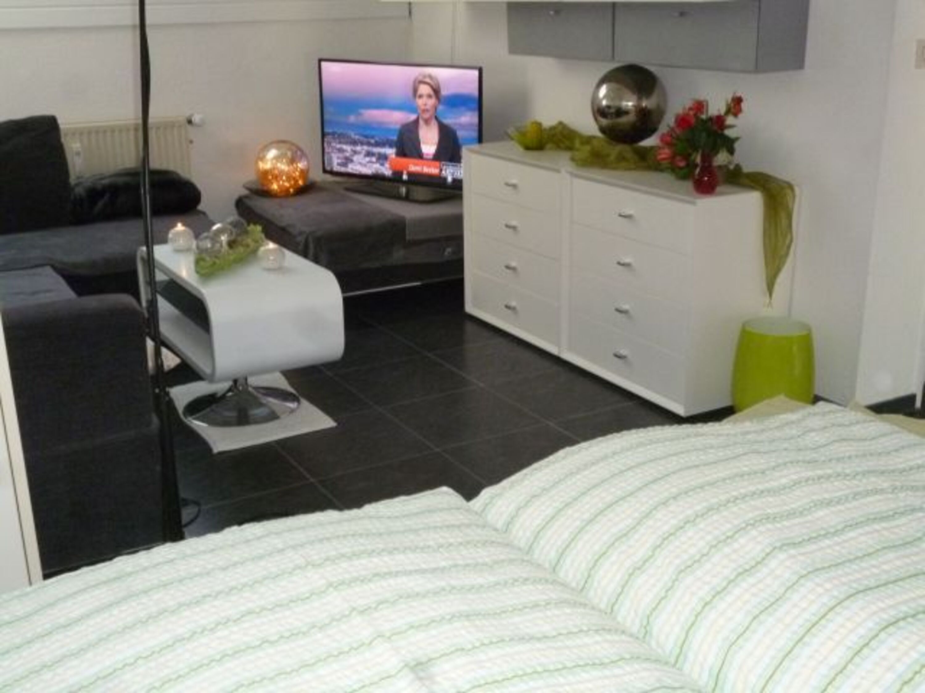 Blick vom Bett auf den Wohnraum